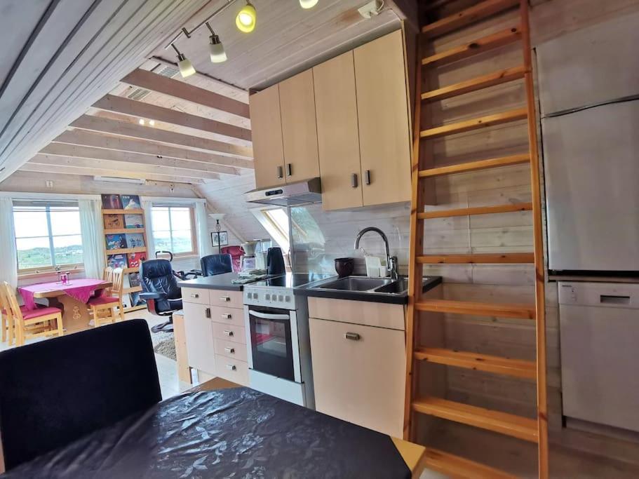 Topfloor Separate Entranc View Stord